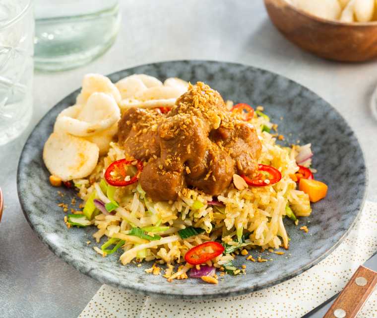 Nasi goreng met saté gehaktballetjes