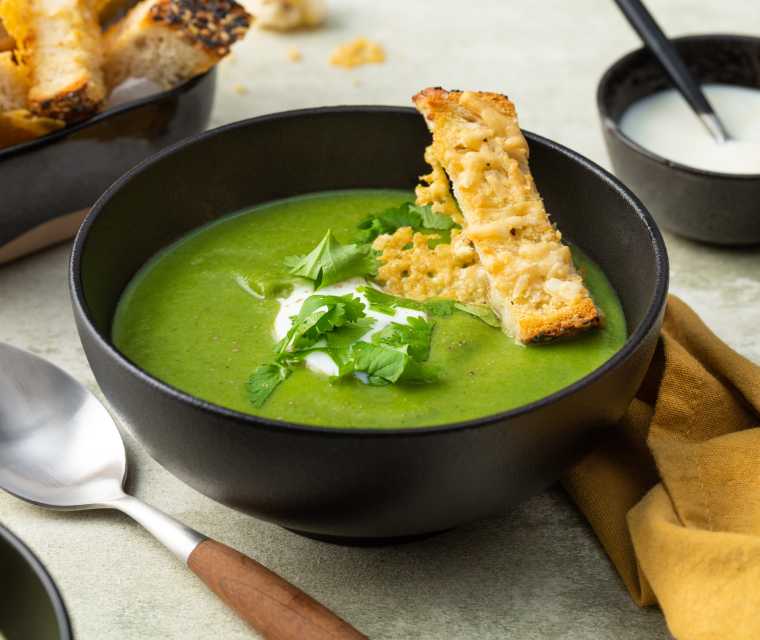 Broccolisoep met kaasstengels