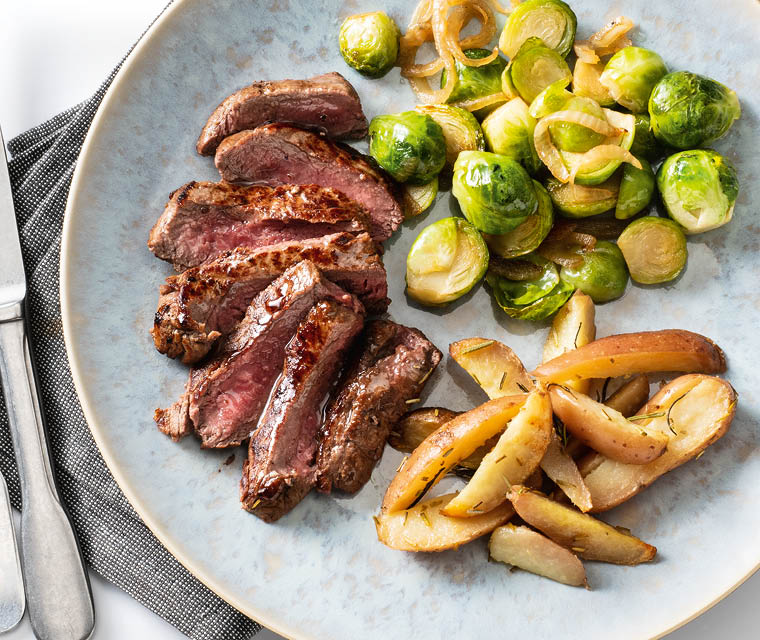 Ossenhaas met gebakken spruitjes en cranberry jus