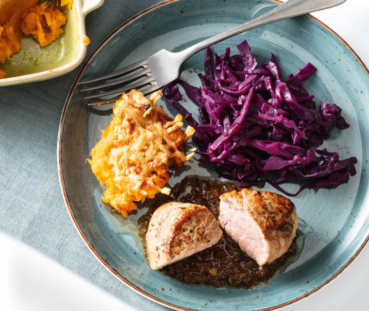 Varkenshaas met aardappelpuree met gegratineerde kaas, rode kool en mosterd jus