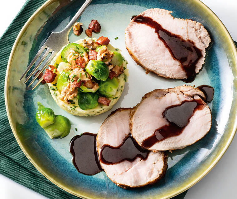 Varkensrollade met aardappelpuree, spruitjes en spek