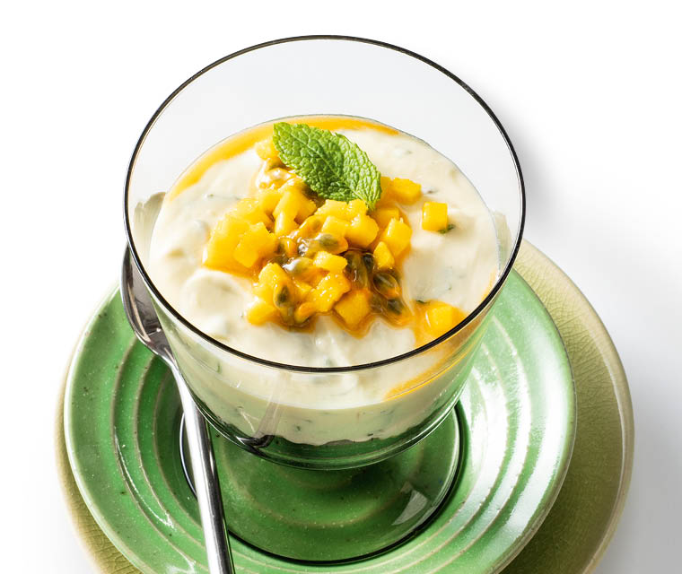 Witte chocolademousse met munt en exotisch fruit