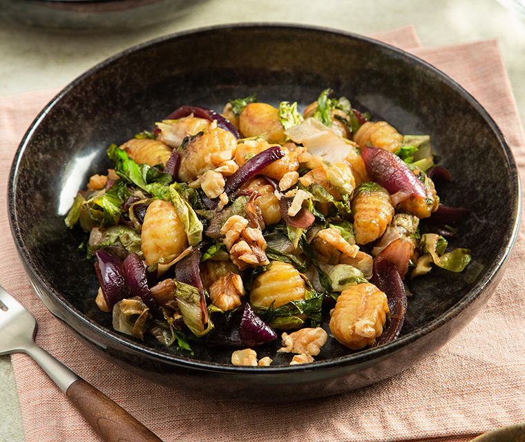 Gnocchi met gekaramelliseerde rode ui en andijvie