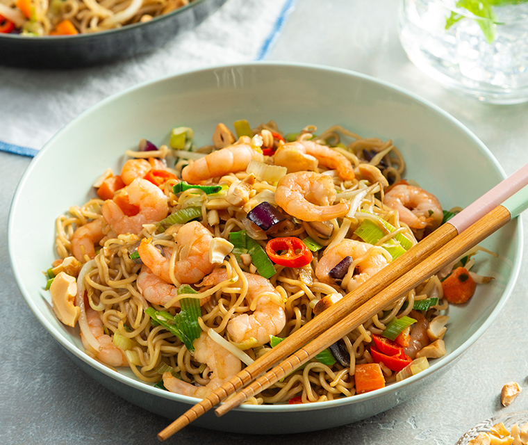 Woknoodles met garnalen en gember-sojasaus