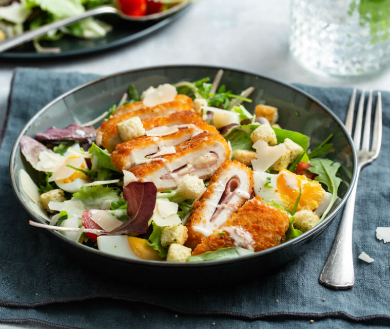 Caesar salade met kip cordon bleu
