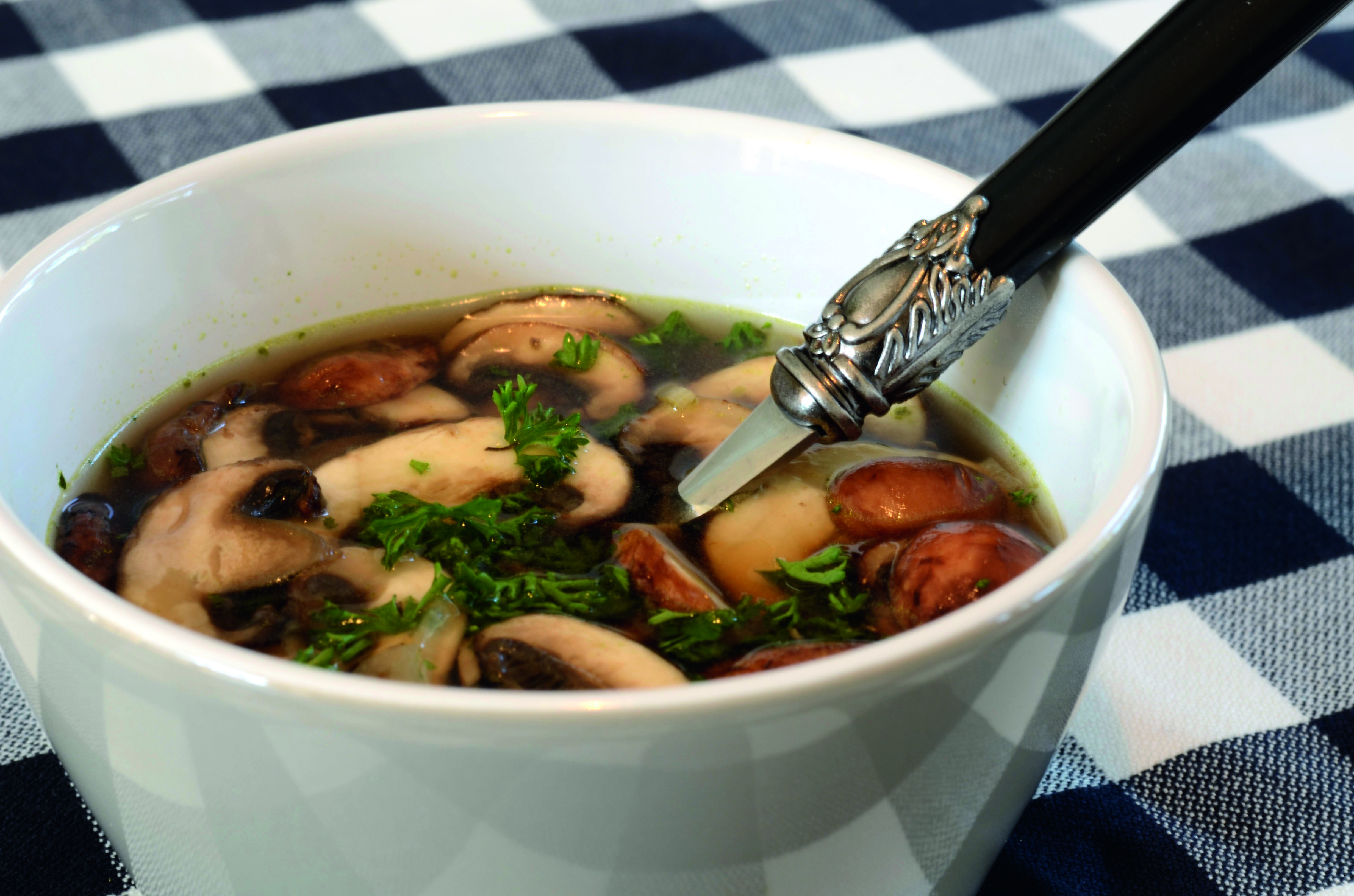 Heldere champignonsoep