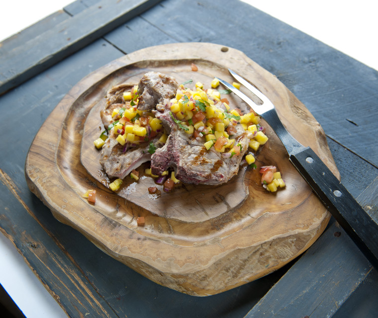 Karbonade met mangosalsa, witlof en aardappelen