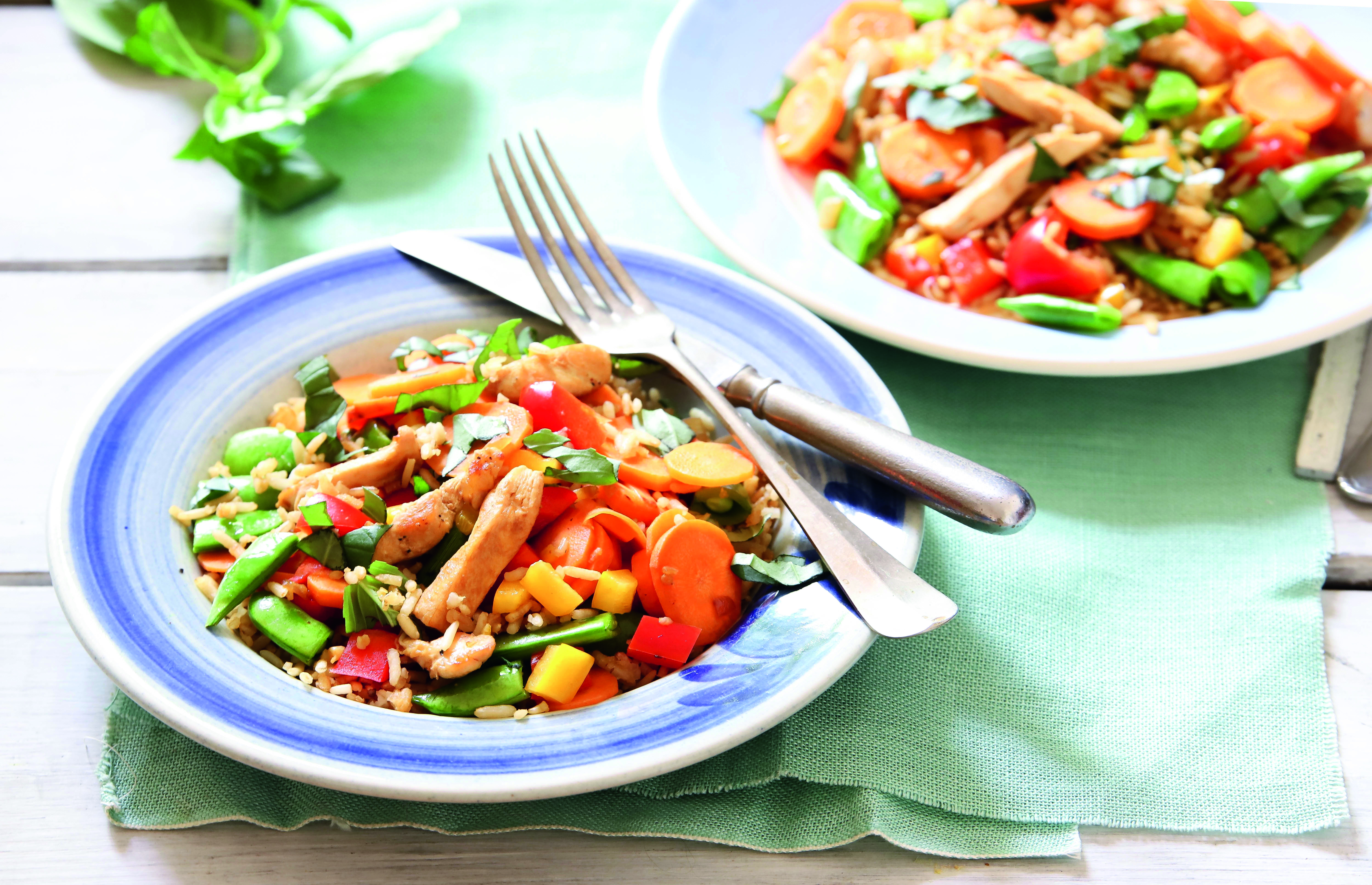 Kleurige voorjaarsrijst met kip