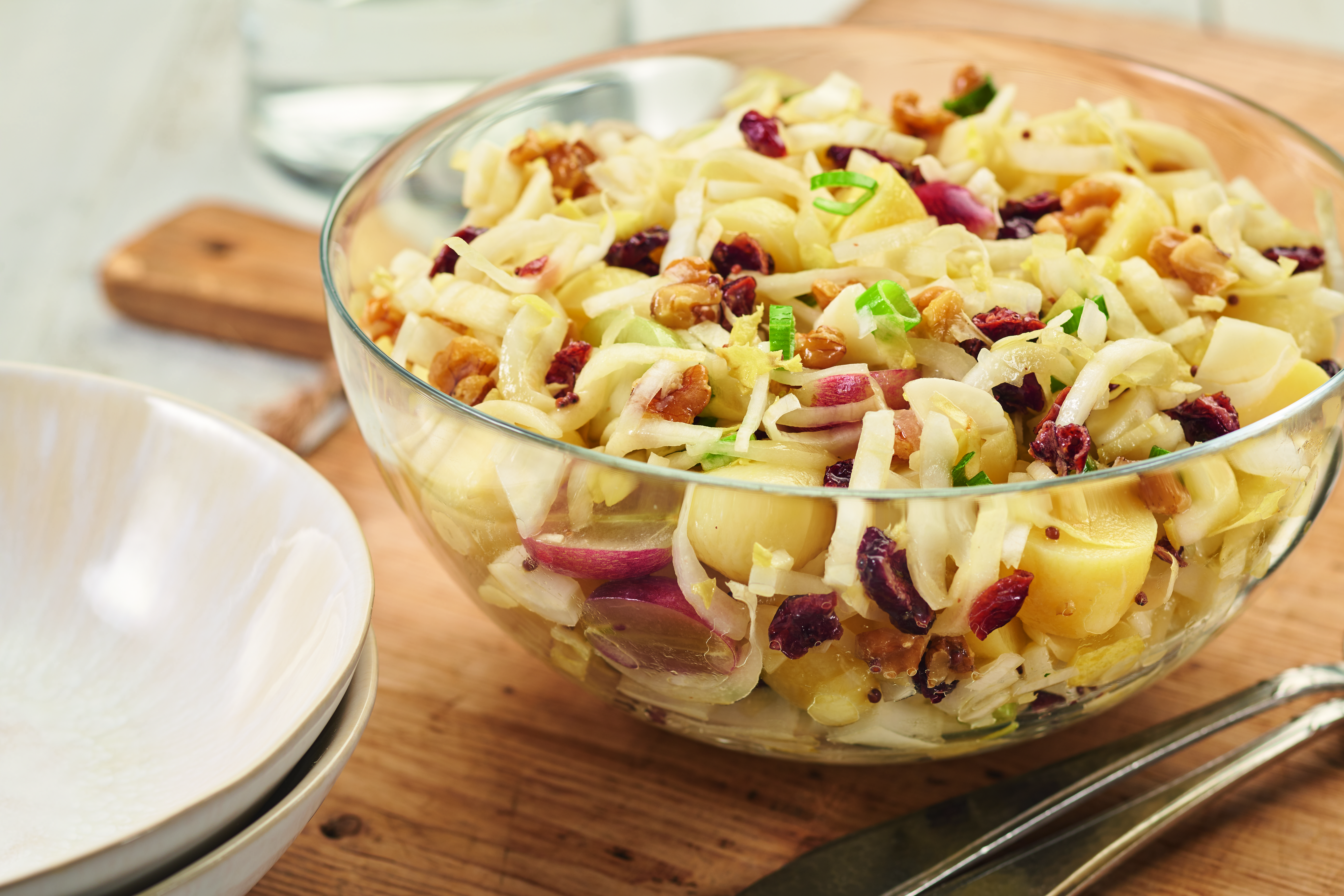 Witlof-aardappelsalade met cranberries en noten