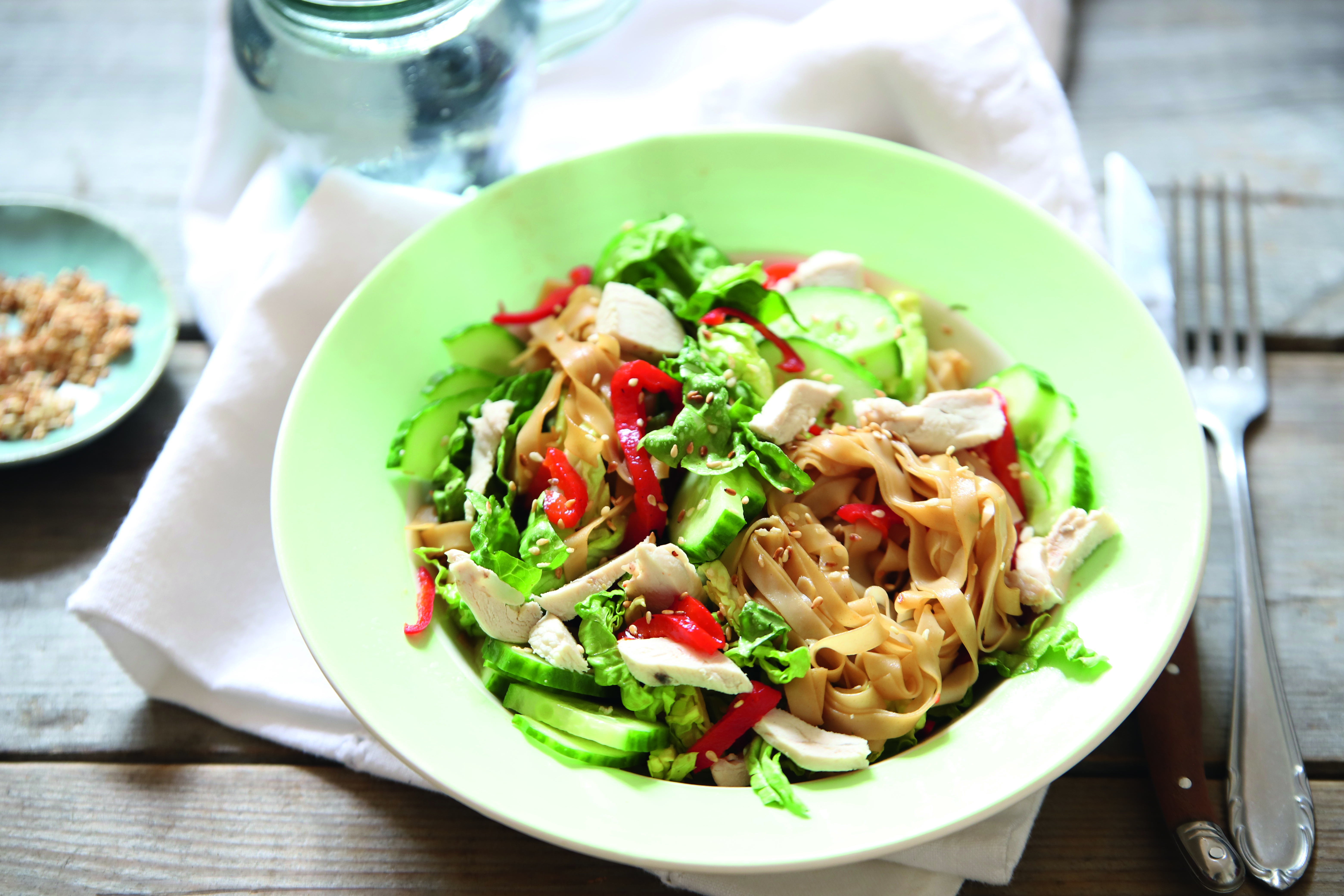 Oosterse kipsalade met mie