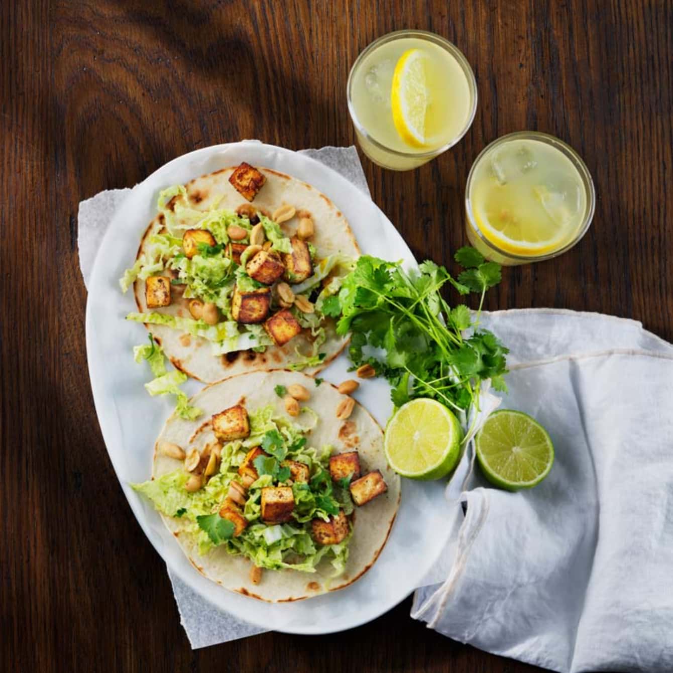 Krokante tofu tortilla met sriracha van avocado & geroosterde pinda’s