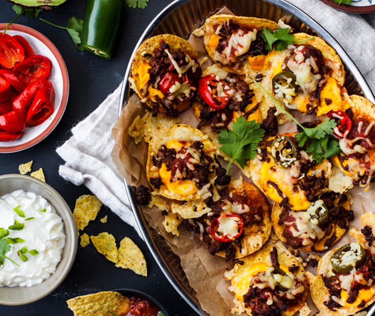 Nachoschotel met vegetarisch gehakt, kaas en guacamole