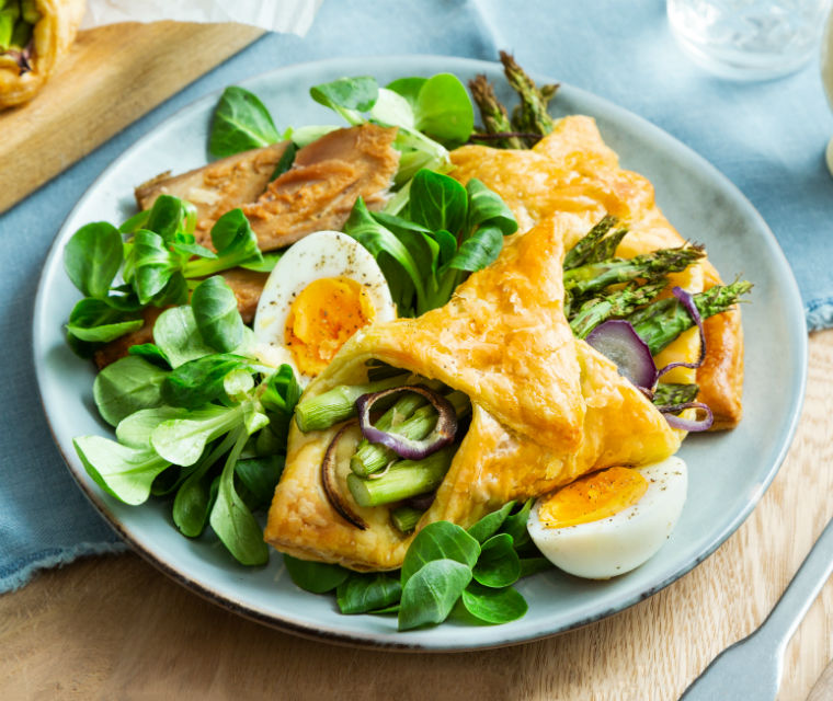 Bladerdeegpakketjes met groene asperges