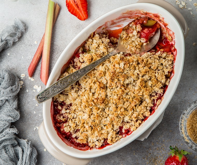 Rabarber-aardbeien kruimeltaart