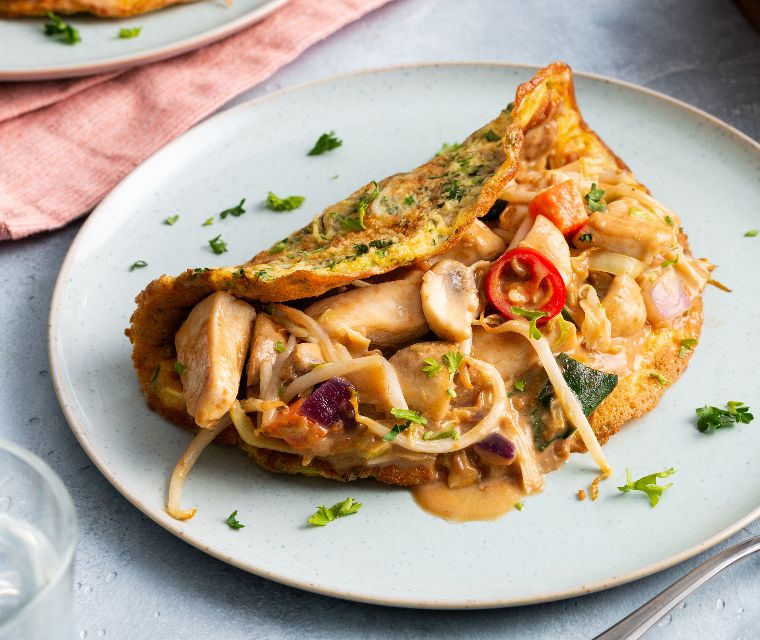 Gevulde kruidenomelet met kip-saté