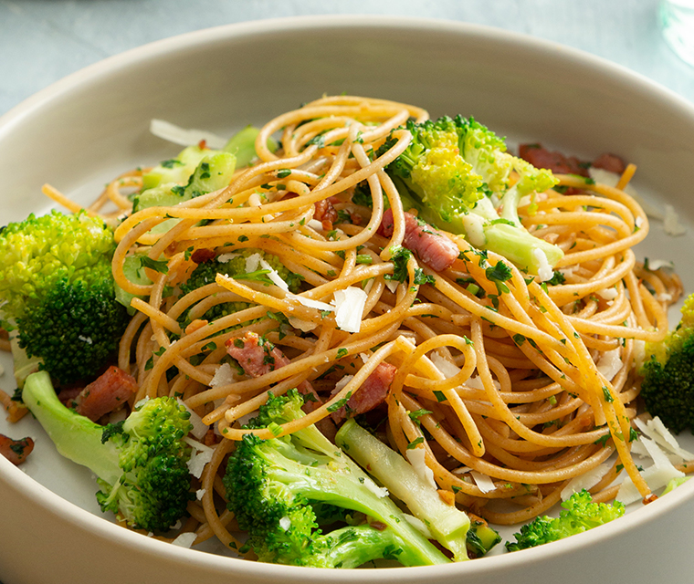 Spaghetti aglio met broccoli en spekjes