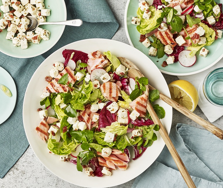 Snelle zalmsalade met Apetina® met kruiden