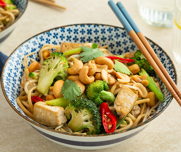 Noedels met gewokte broccoli en tofu