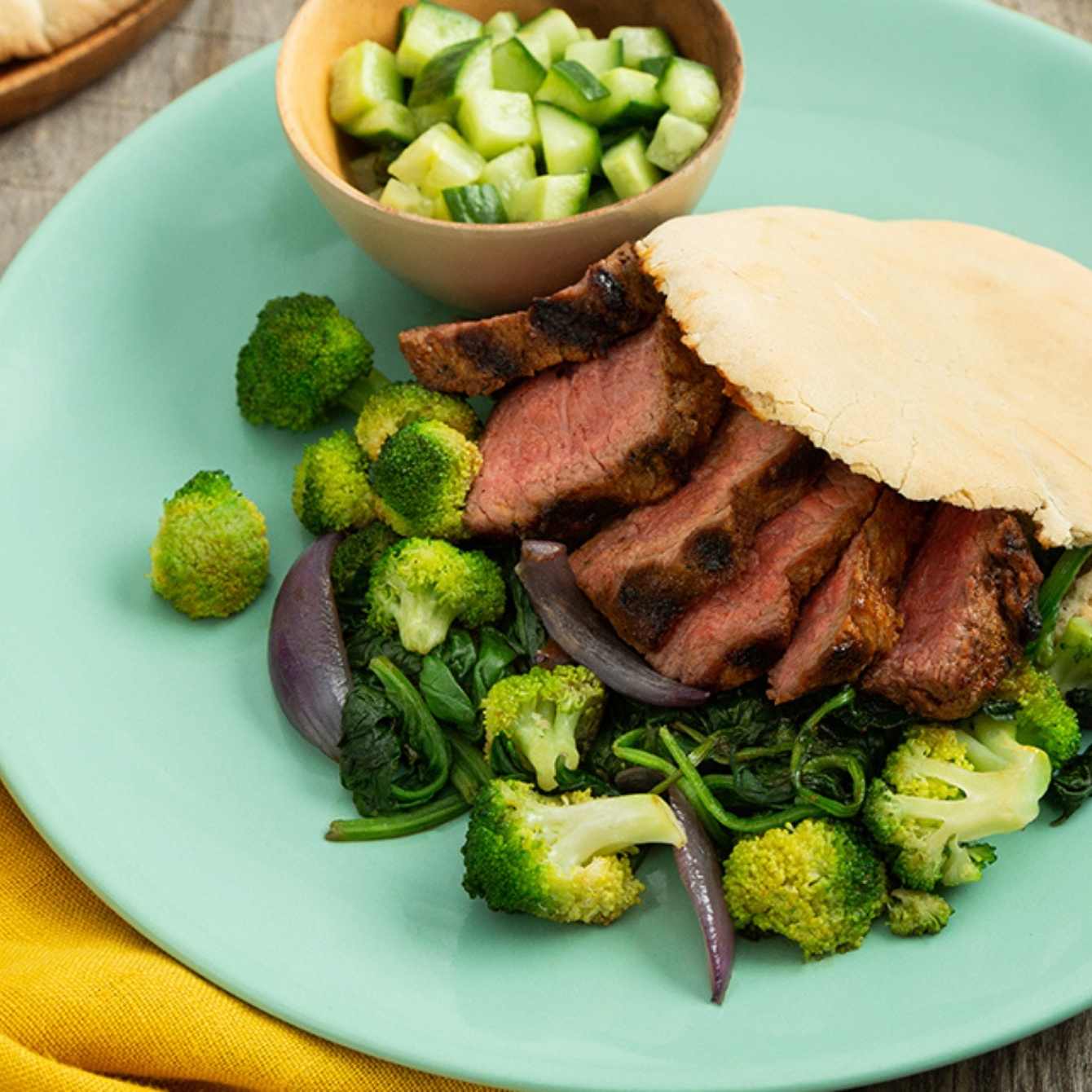 Pita’s met gegrilde biefstuk en komkommersalade