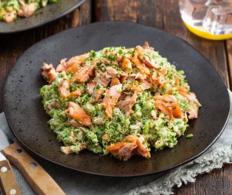 Romige broccoli rijst met pulled salmon