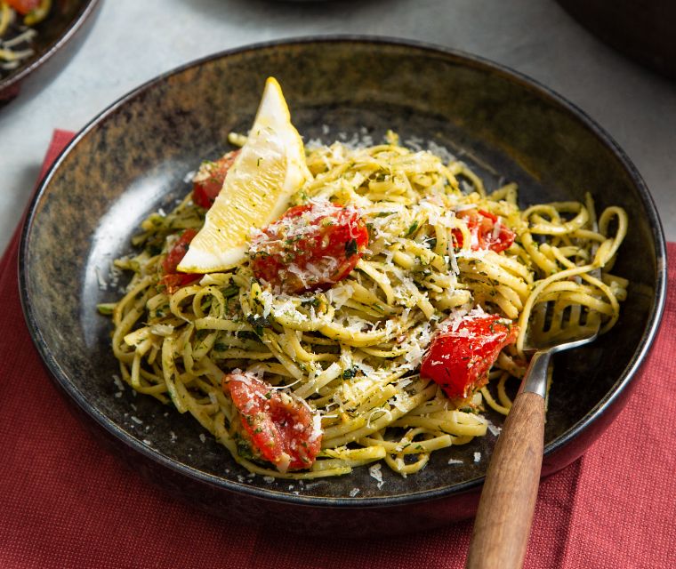 Spaghetti met kruidenpesto en cocktailtomaten