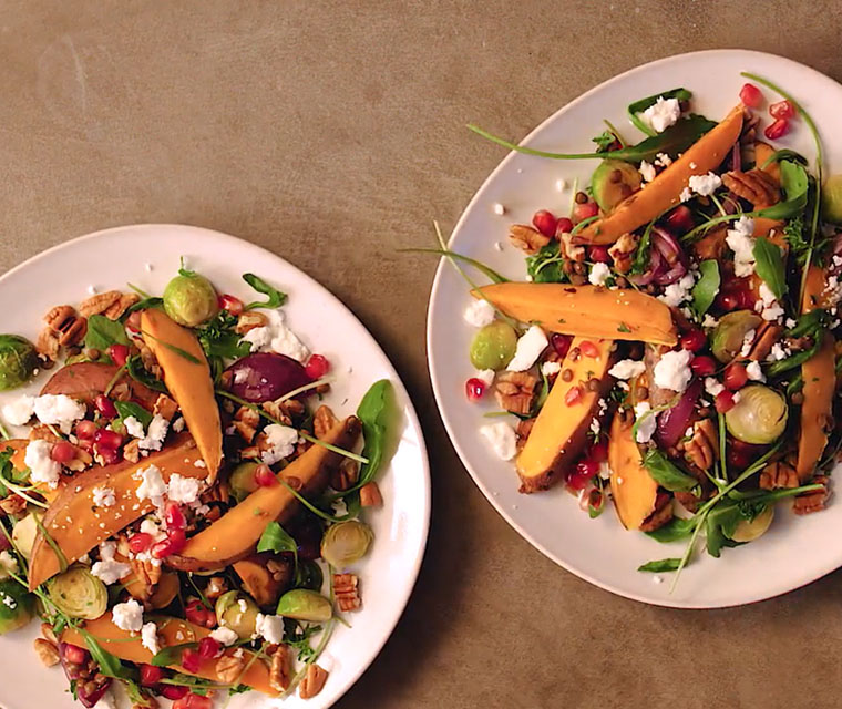 Winterse salade met geroosterde spruitjes en zoete aardappel