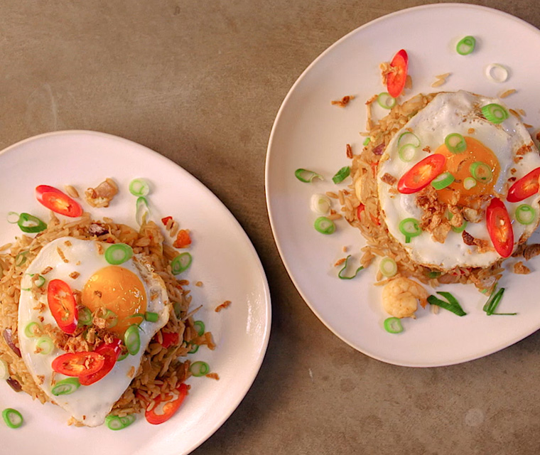 Gebakken rijst met garnalen en een spiegelei