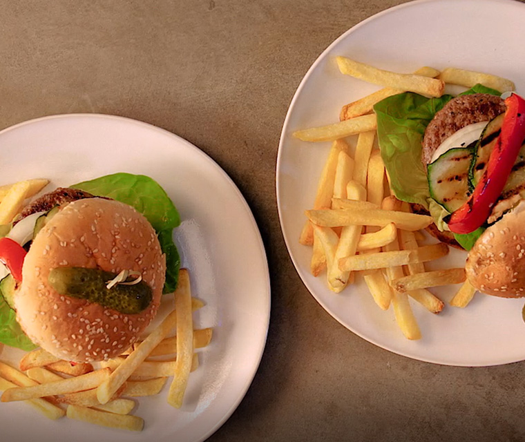 Hamburgers met gegrilde groenten en friet