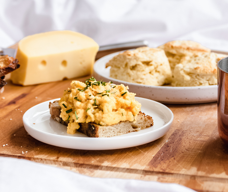 Scrambled eggs op toast van Food From Claud Nine