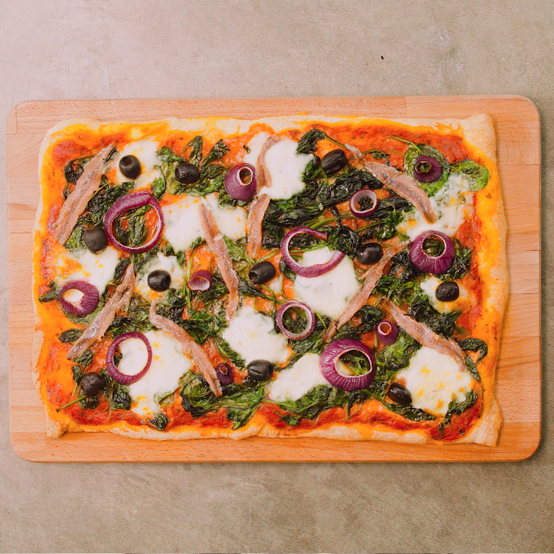 Pizza met spinazie, ansjovis en olijven