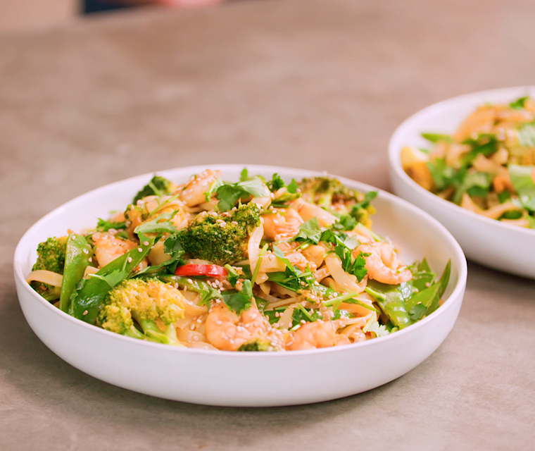 Bami met garnalen, peultjes en broccoli