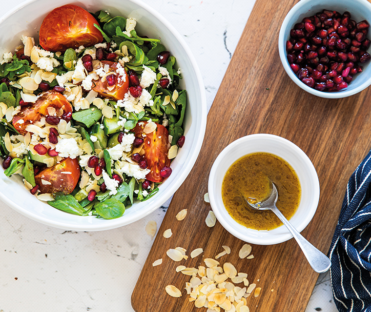 Frisse salade met waterkers en geroosterde tomaten