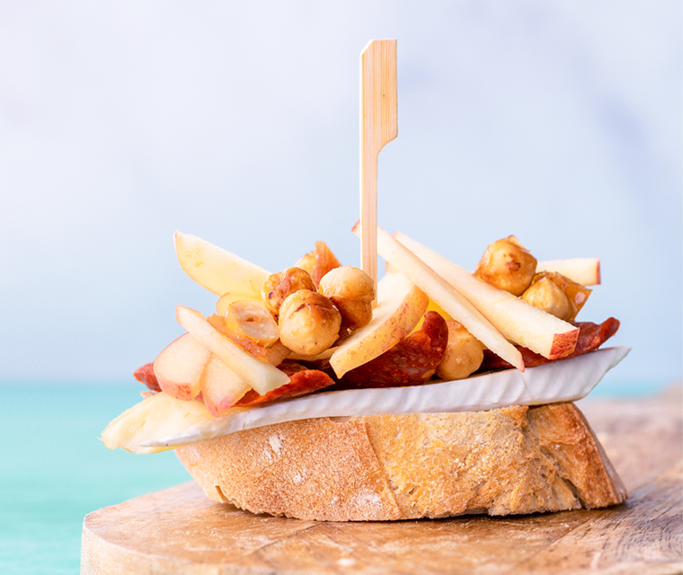 Pinchos met brie, chorizo, appel en gekarameliseerde hazelnoten