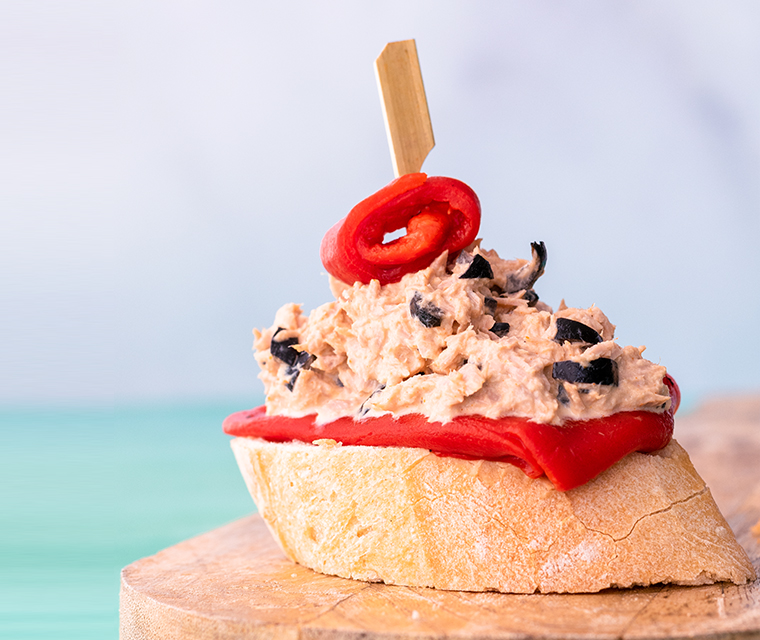 Pinchos met tonijnsalade en geroosterde paprika