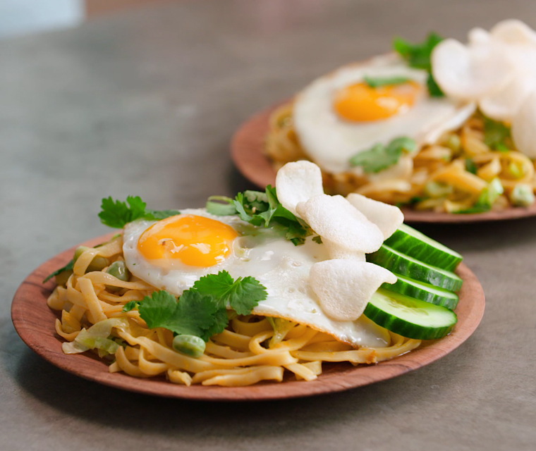 Bami met spitskool, tuinbonen en een gebakken eitje