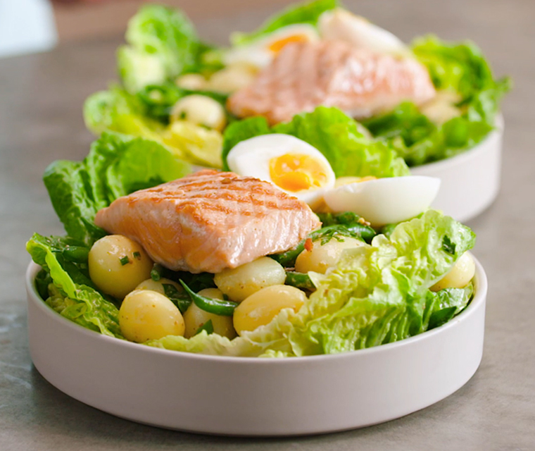 Krieltjessalade met gegrilde zalm en haricot verts