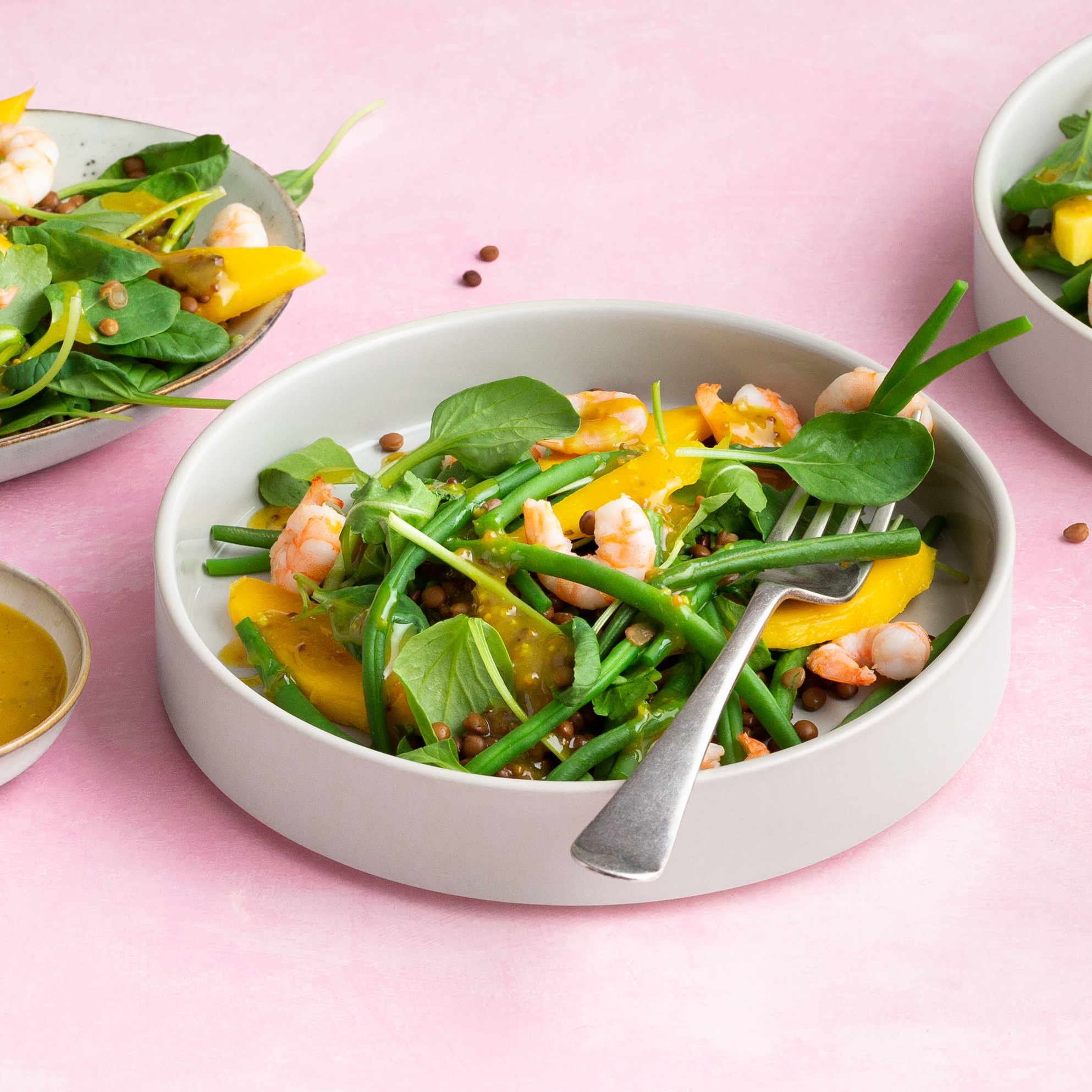 Tropische salade met garnalen en een sinaasappel-rozemarijn dressing