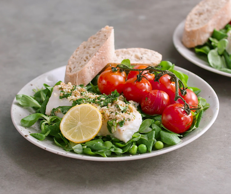 Zomerse kabeljauwhaasjes en tomaat