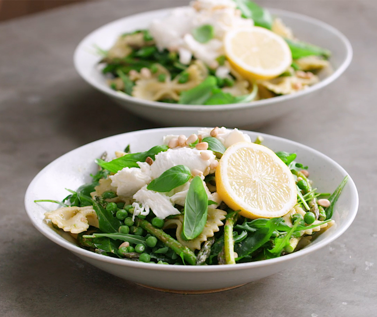 Groene pastasalade met aspergetips en mozzarella