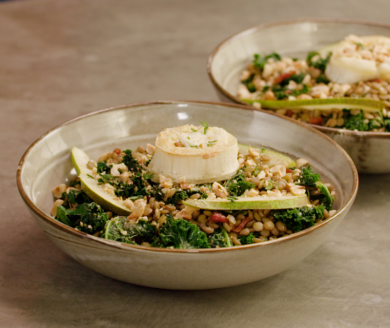 Boerenkoolsalade met gebakken geitenkaas, peer en linzen