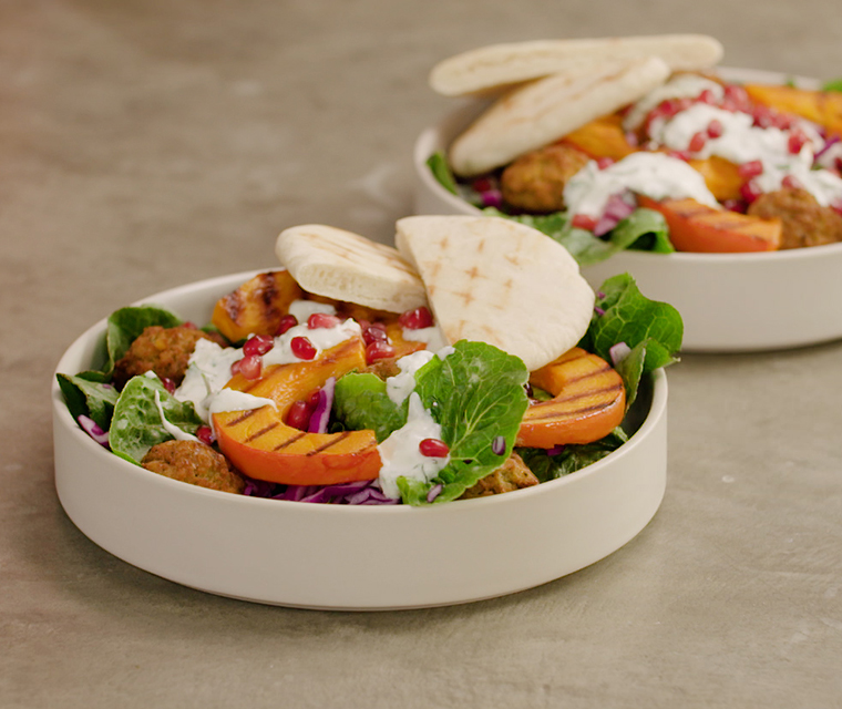 Falafelsalade met pompoen en granaatappelpitjes