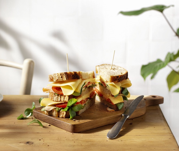 ‘Super sandwich’ met belegen Maaslander, gerookte kip, tomaat en pesto