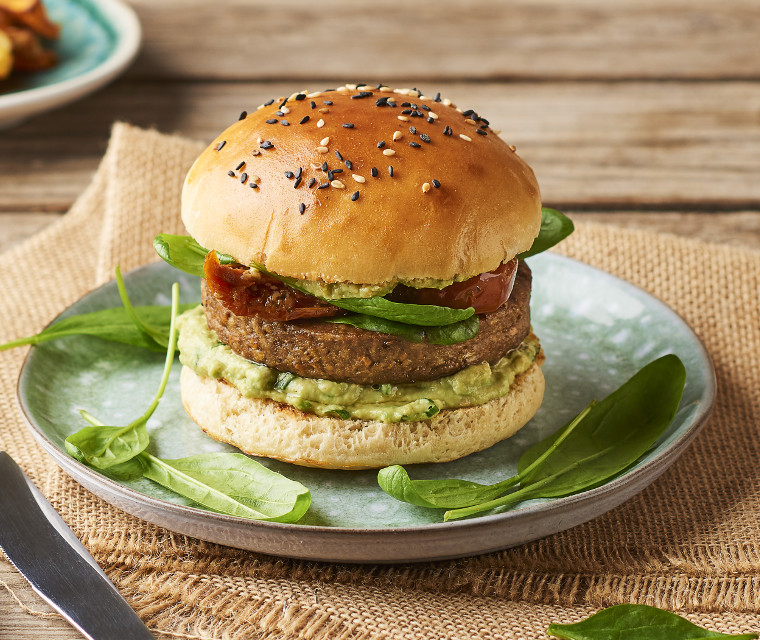 Vegetarische burger met avocado, tomaat en spinazie