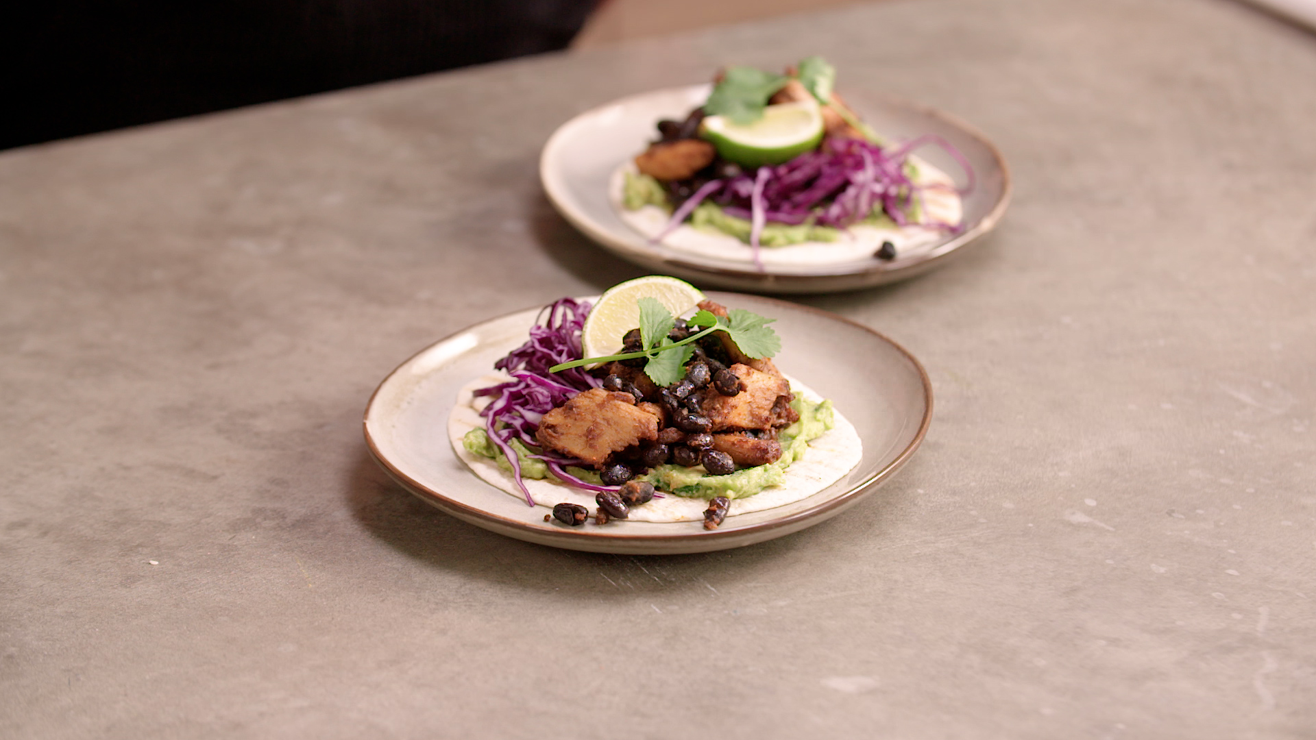 Vegan kip burrito’s met zwarte bonen en rode kool