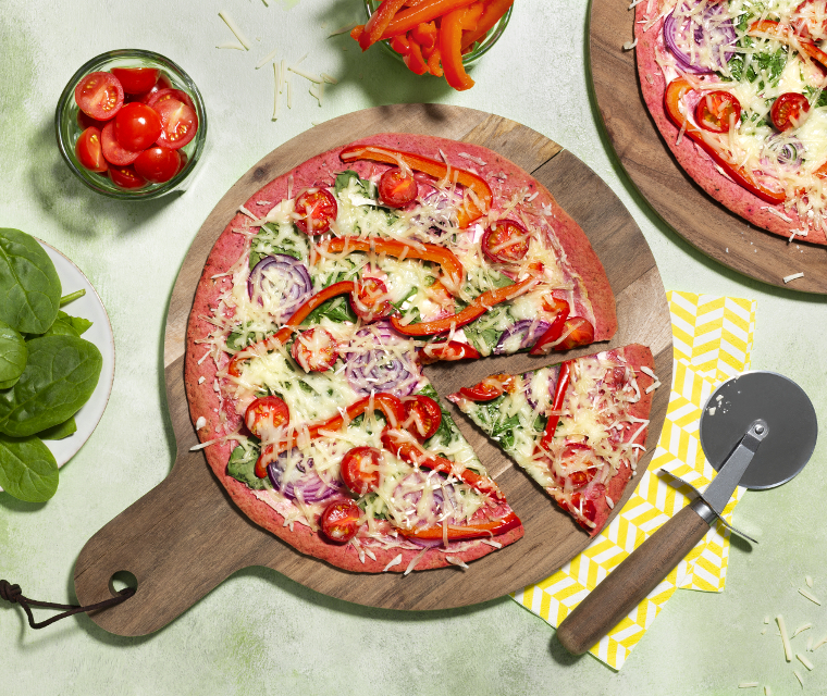 Bietenpizza met paprika en spinazie