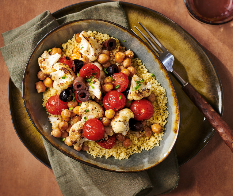 Gebakken bloemkool met kikkererwten, tomaatjes en olijven