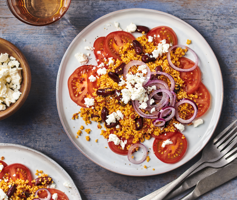 Pittige couscoussalade met ui, kidneybonen en fetakaas