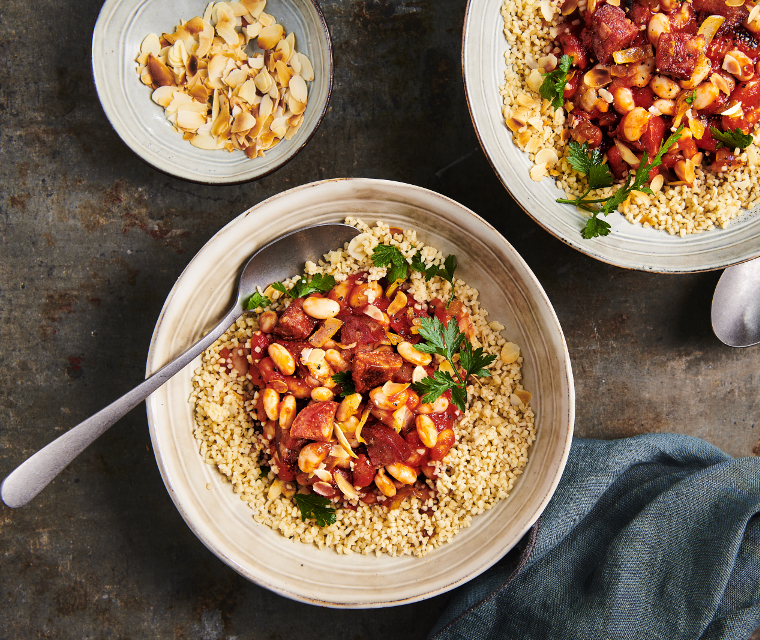 Voorgestoomde bulgur met wittebonen in tomatensaus, chorizo en amandel