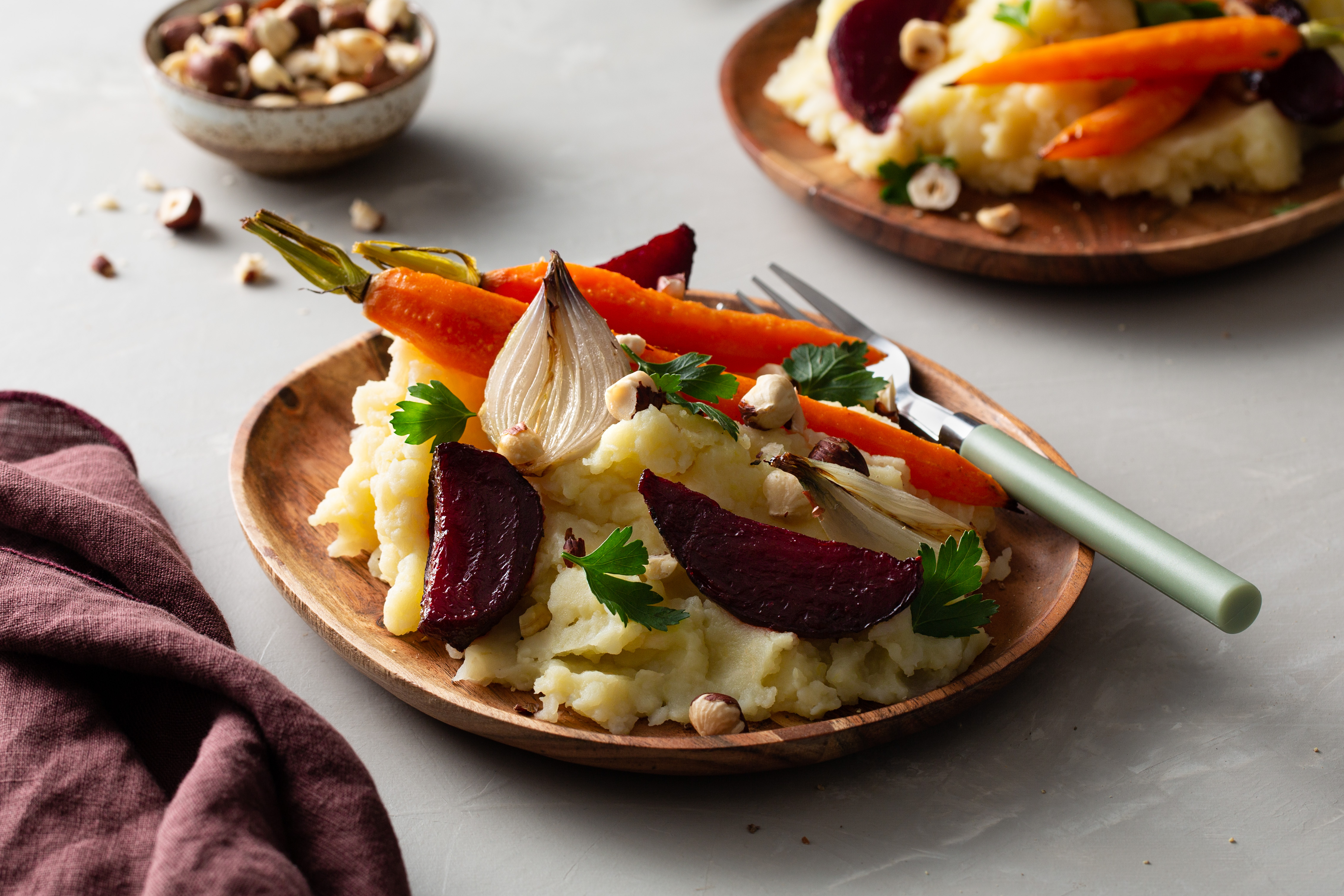 Knolselderijpuree met geroosterde groenten en hazelnoten
