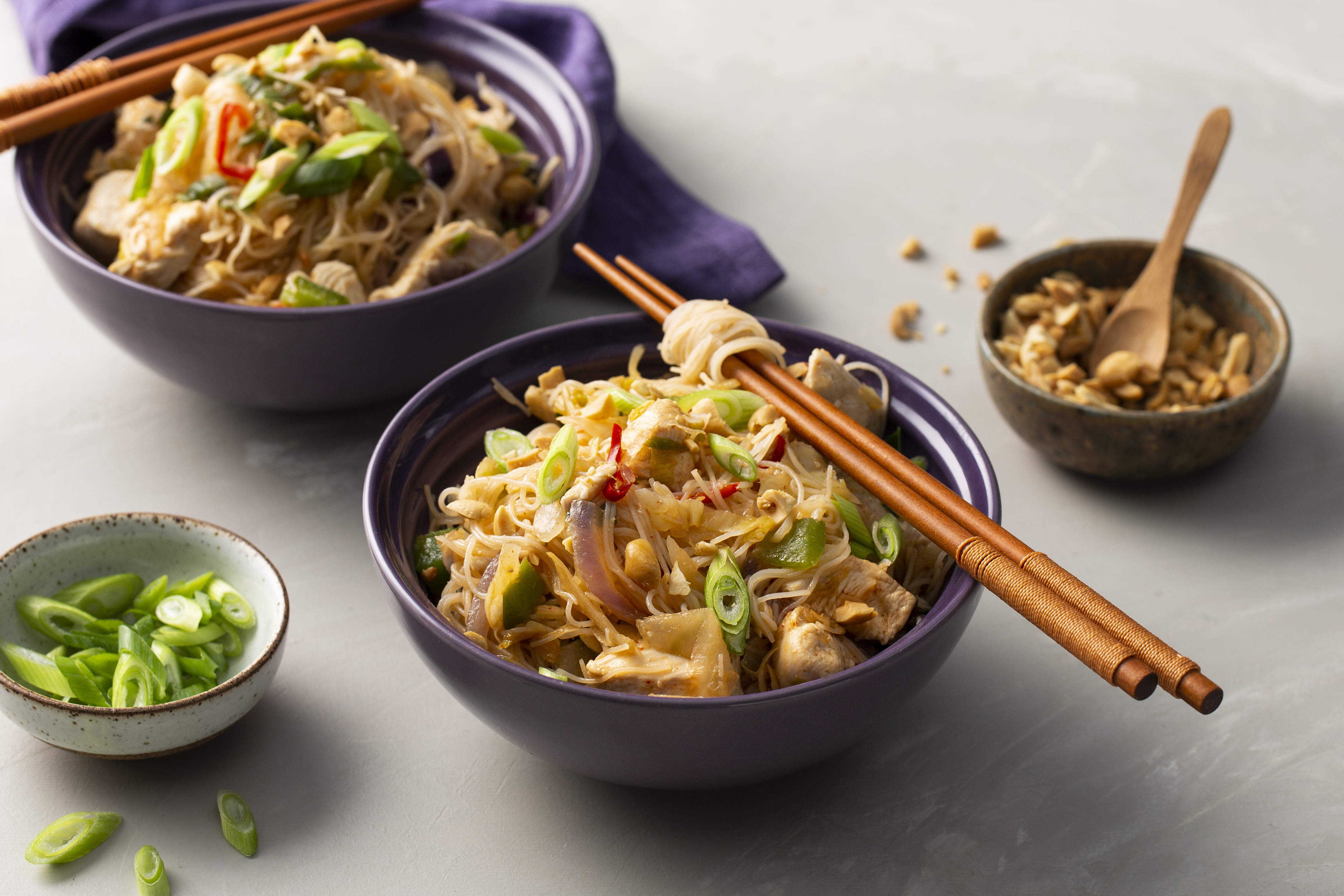 Kruidige Thaise noedels met pinda’s